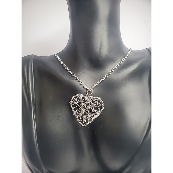 Vintage Silver Tone Chain Necklace Silver Tone Wire Wrapped Heart Pendant - Picture 5 of 11